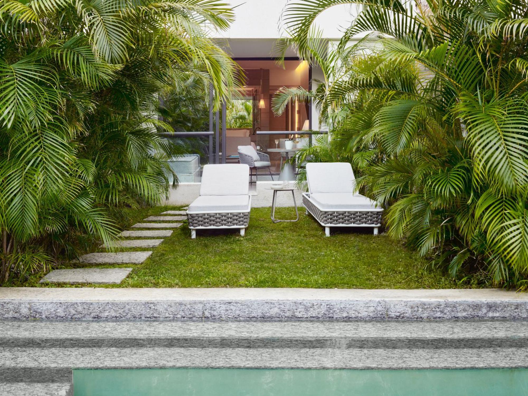 Captivate Swim-Out King Room