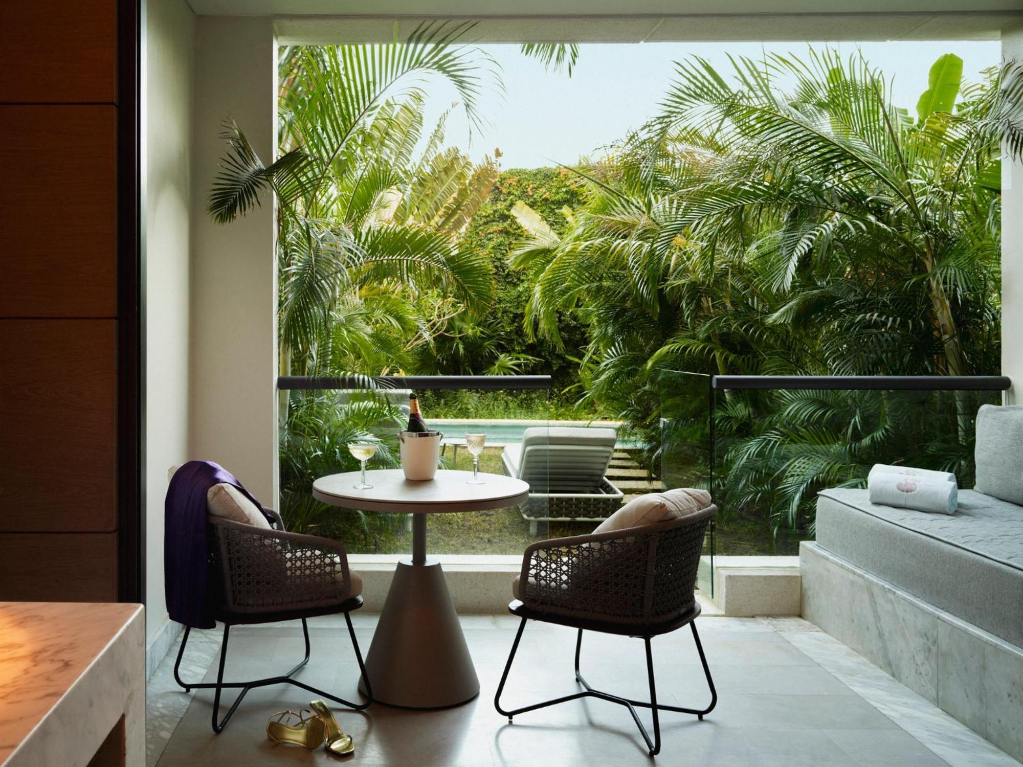 Captivate Swim-Out King Room